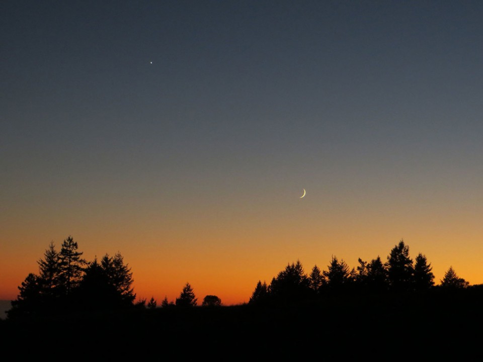 crescent-moon-and-venus-darker-sky